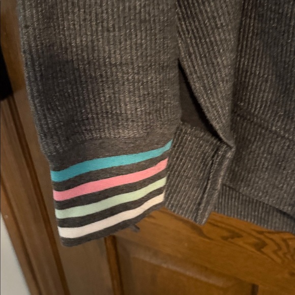 Buc-Ees Gray Holiday themes V-Neck Sweatshirt with Cartoon Design XXL - Picture 4 of 5